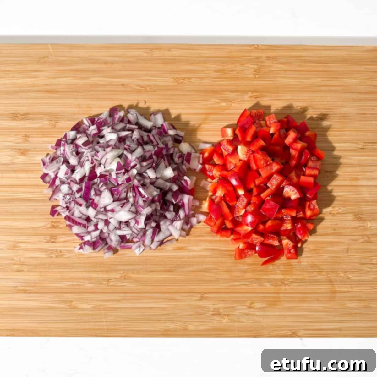 Chopped onions and red pepper for the kerrie noedelslaai.